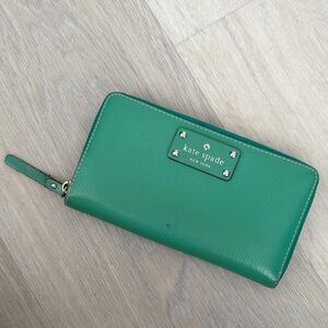 kate spade emerald green zip-around leather wallet with gold-tone plaque